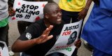 Au Kenya, le blogueur Albert Ojwang a été étranglé et battu à mort en garde à vue, selon les médecins légistes
