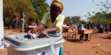 Elections au Malawi : le président sortant, Lazarus Chakwera, affronte son prédécesseur, Peter (…)