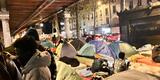 Sous le métro aérien à Paris, près de la station Stalingrad, le refuge des Soudanais fuyant la (…)