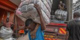 Le Kenya, destination finale de la fast-fashion, croule sous les vêtements de seconde main