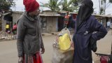 Kenya : dans le bidonville de Kibera, des déchets plastiques contre un accès aux sanitaires