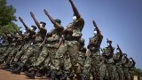 Mali: la colère désabusée des opposants face au maintien des militaires au pouvoir