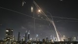 Israël visé par des dizaines de missiles balistiques iraniens