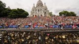 Le Tour de France grimpe à Montmartre, entre spectacle et crispation