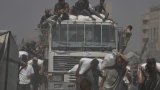 L'aide humanitaire arrive à Gaza, par route et par les airs