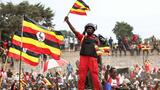 Ouganda: à l'approche de la présidentielle, l'opposition s'empare du drapeau national en symbole&nbsp;(…)