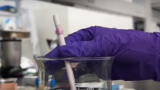 Soumission chimique au GHB ou à la kétamine : un bâtonnet capable de détecter des drogues dans (…)