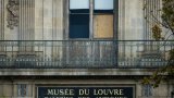 Vol au Louvre: la direction du musée défend la qualité des vitrines fracturées