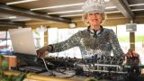 A 81 ans, DJ Gloria fait un carton dans les boîtes de nuit en Suède