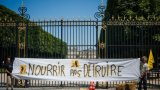 Banquet paysan devant le Sénat pour dire non à la loi Duplomb