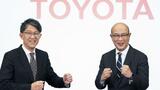 Toyota change de PDG et relève ses prévisions, ventes solides malgré les droits de douane