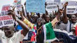 En Gambie, des milliers de personnes manifestent contre la corruption
