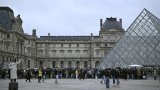 Vol de bijoux au Louvre: les cambrioleurs traqués, le musée sous pression