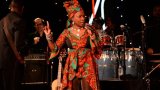 Angélique Kidjo en joie d'être la première chanteuse africaine honorée sur le Walk of Fame