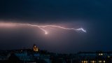 Orages: un adolescent tué par la chute d'un arbre, 44 départements en vigilance orange