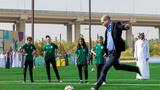A Ryad, le prince William rencontre des jeunes footballeuses saoudiennes