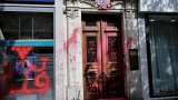 Peinture rouge et tags hostiles sur les locaux de la compagnie israélienne El Al à Paris