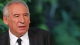 Retraites: Bayrou cherche un chemin, le PS dépose une motion de censure
