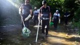 Sécheresse: en Charente, des pêcheurs sauvent des poissons d'un désert
