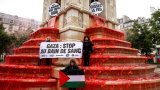 Des ONG colorent une fontaine en rouge à Paris pour dire stop au bain de sang à Gaza