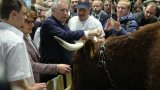 Au Salon de l'agriculture, Bayrou reconnaît que tous les problèmes ne sont pas résolus