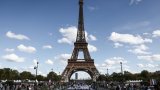 Oeuvre éphémère à Paris du chef Alléno et de l'artiste JR pour les co-victimes de la route