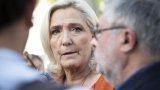 L'instauration d'une TVA sociale poussera le RN à voter une censure, prévient Le Pen