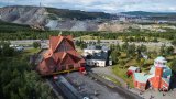 Suède: la célèbre église en bois rouge de Kiruna se rapproche de son nouvel emplacement