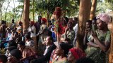 Au Rwanda, la légèreté et les blessures à vif de Petit Pays adapté en théâtre itinérant
