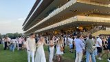 Afterworks, DJ et accras de morue: les hippodromes à la conquête de nouveaux publics