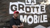 Avec sa grotte mobile, Adama Camara veut sensibiliser les jeunes à la réalité de la vie carcérale