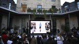 A La Caserne, à Paris, on suit les défilés de mode comme une finale de foot