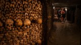 Dernières balades entre les morts avant travaux aux Catacombes de Paris