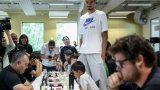 Dans sa ville natale, Wembanyama mêle échecs et matches