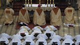Le nombre de prêtres catholiques ordonnés repart à la baisse