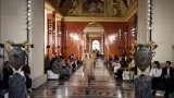 Fashion Week: au Louvre, Louis Vuitton célèbre l'art de s'habiller pour soi