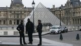 Vol des bijoux du Louvre: la traque est lancée, la sécurité des musées en débat