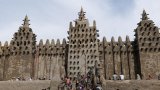 Des milliers de Maliens recrépissent l'iconique mosquée de Djenné