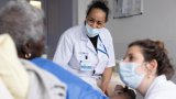 En soins palliatifs, une équipe mobile hospitalière au côté de patients et soignants