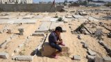 Vivre avec les morts: à Khan Younès, des Gazaouis trouvent refuge dans un cimetière