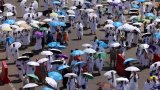 Des foules de musulmans prient sur le mont Arafat, étape phare du hajj