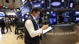 Wall Street ouvre en hausse, salue l'extension des négociations commerciales UE-USA