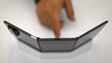 Samsung présente son premier téléphone pliable en trois