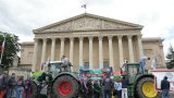 La FNSEA gare ses tracteurs à l'Assemblée nationale pour demander des solutions pour produire