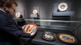 Sept assiettes et plats uniques et inédits de Picasso vendus pour près de 290.000 euros à Genève