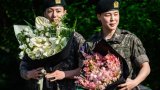 Deux membres de BTS accueillis entre cris et larmes par leurs fans à leur départ de l'armée