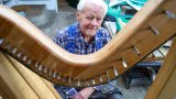 La fabrication de harpes, nouvelle passion d'un octogénaire irlandais