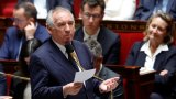 Surveillante poignardée: Bayrou veut une expérimentation de portiques de détection d'armes