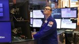 Wall Street termine en hausse, anticipe plusieurs baisses de taux