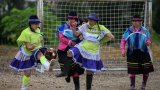 Dans la campagne colombienne, un tournoi de foot féminin en bottes, poncho et chapeau